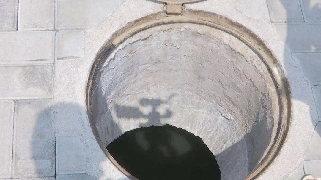 奇市区某路段下水道井盖不时异常跳舞吓到路人