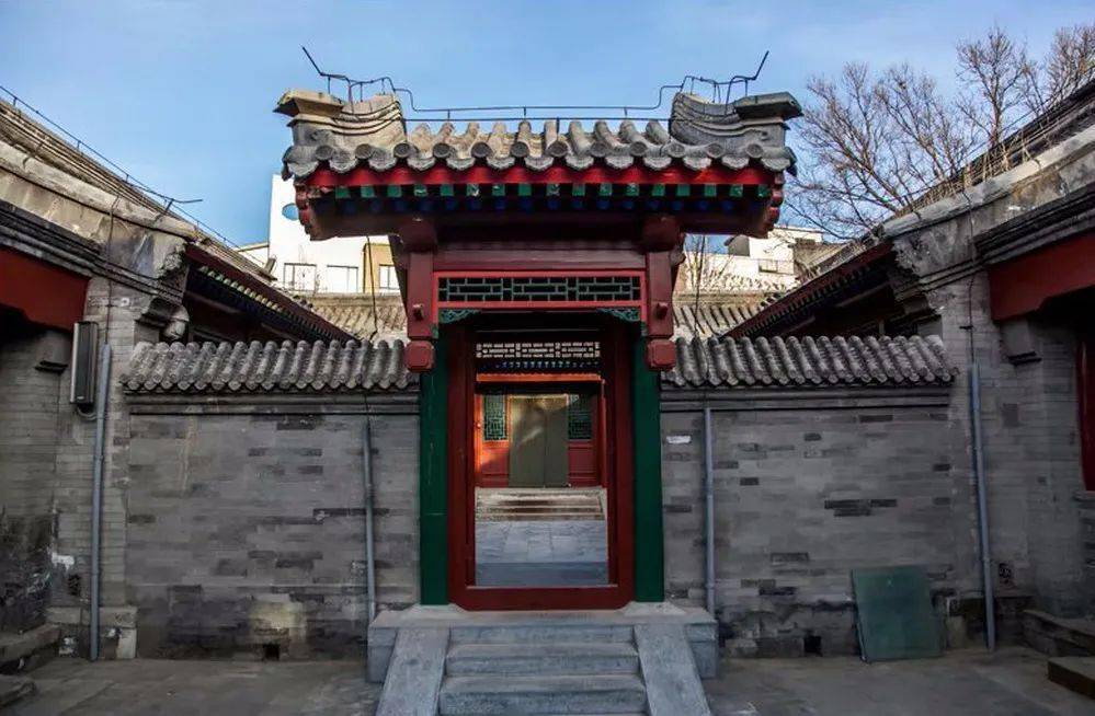 除了级别并不高的如意门,屋顶也是山区常见的石板顶,简单的硬山清水脊