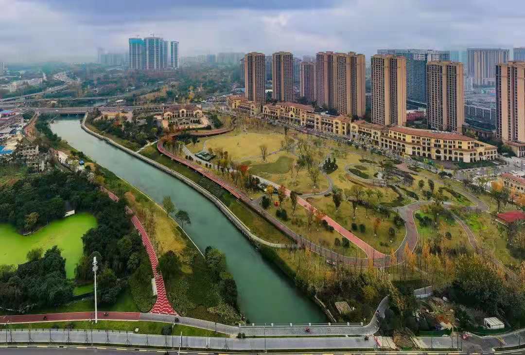 围绕锦江公园两侧编织"绿道蓝网",延伸串联凤凰山体育公园,成都露天