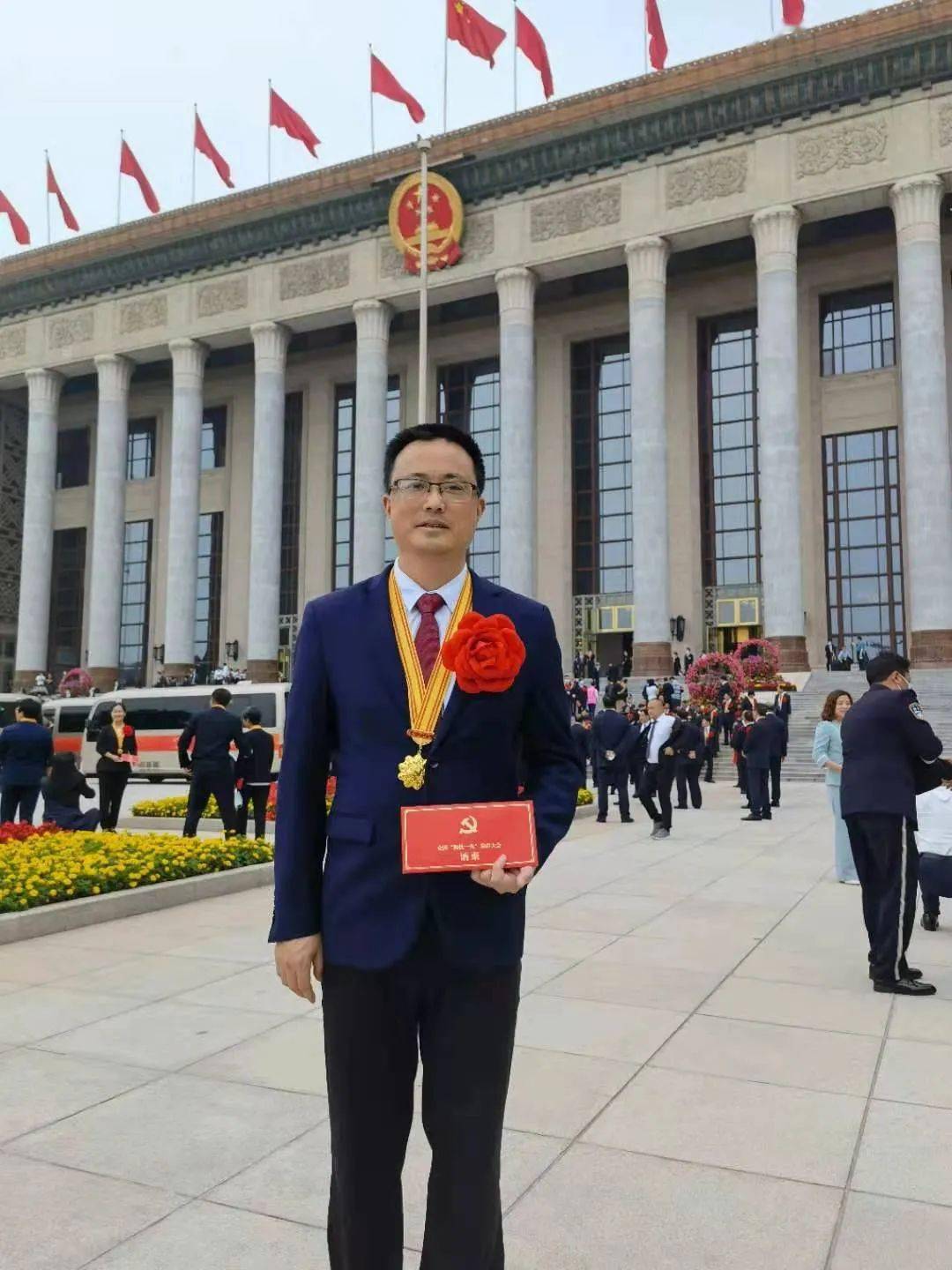 被授予"全国优秀党务工作者"荣誉称号宜春市奉新二中党总支书记,校长