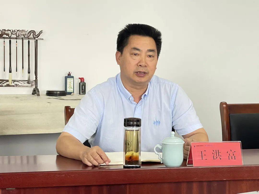 高级农艺师吴荣梅,县扶贫开发服务中心郑明海及各科室负责人参加会议