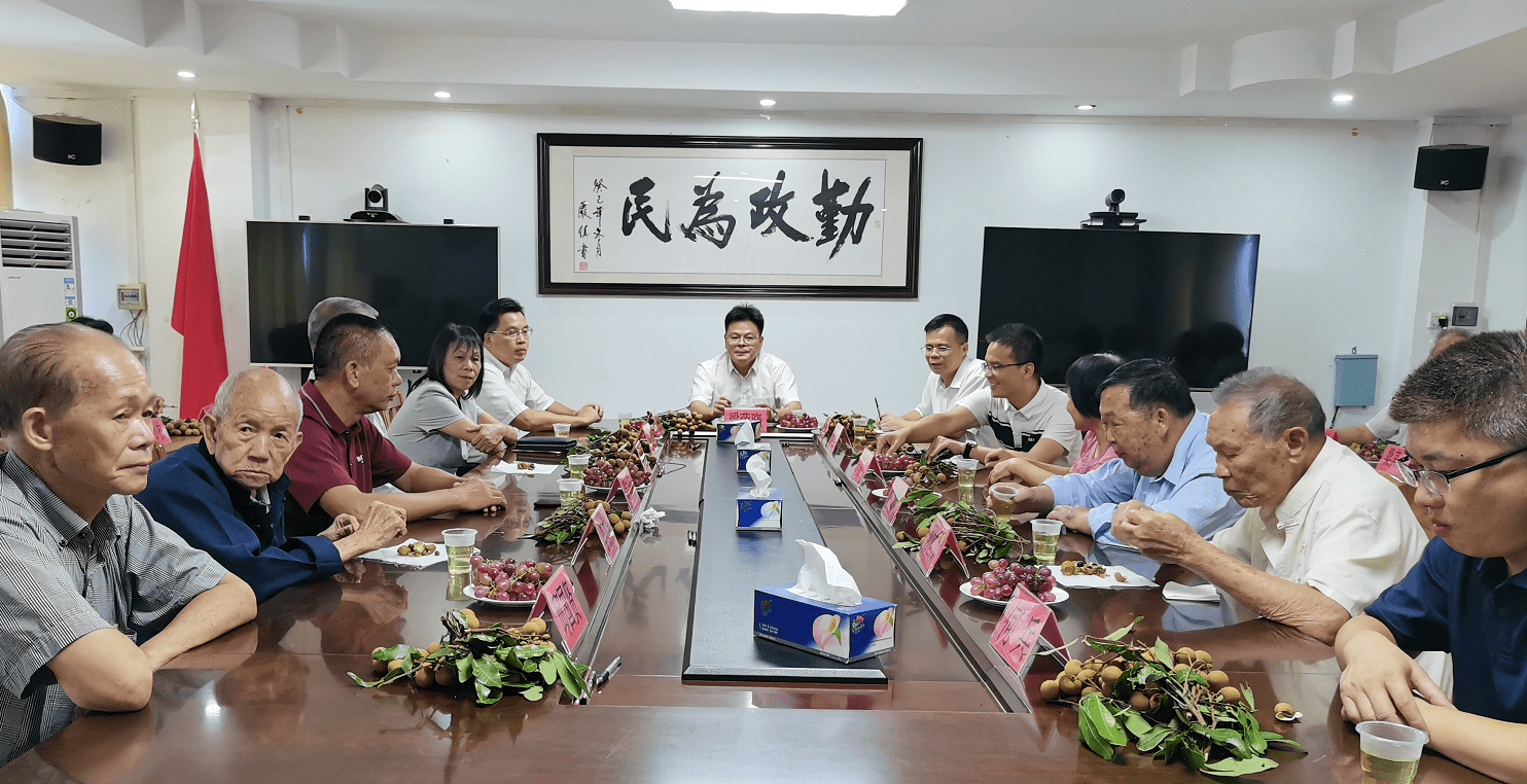 信宜钱排镇组织开展退休老干部参观座谈活动_梁荣晓