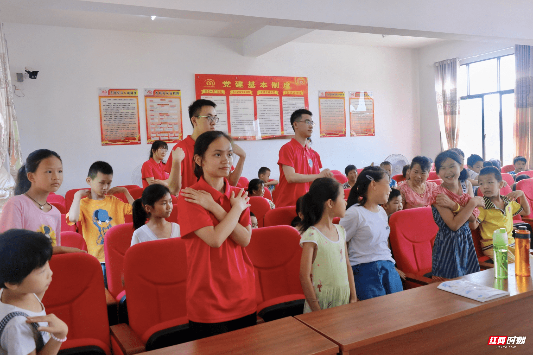 近日,邵阳学院"繁星耀党史,五防护童行"志愿服务团在野鸡坪镇三合村