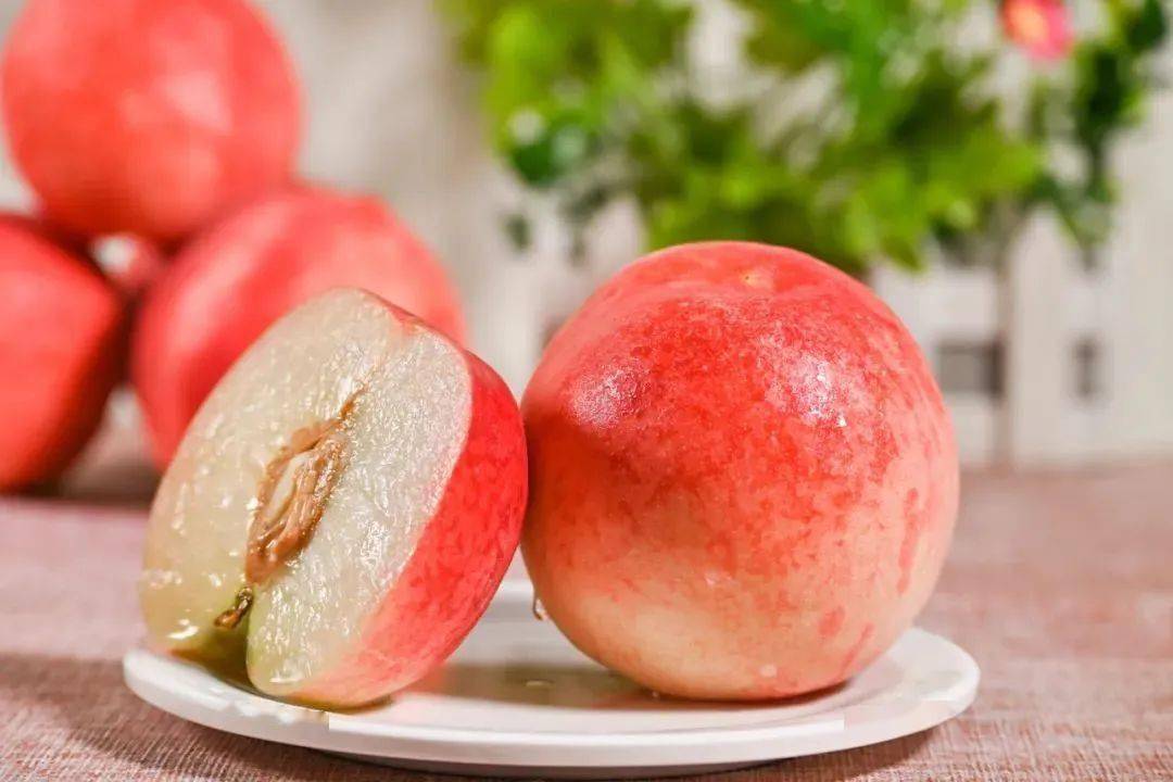 脆甜爽口甜蜜多汁这颗水蜜桃夏季必尝