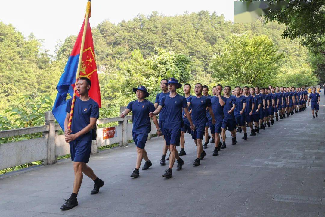 涪陵支队组织新入职专职消防员开展徒步拉练重温红色历史活动