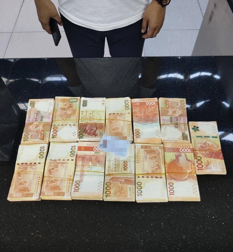 闸口海关在拱北口岸查获一起旅客超量携带货币出境案,合计港币130万元