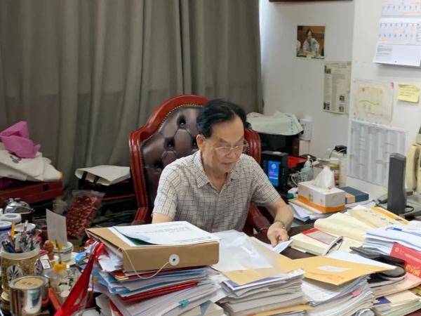 技术|1998年，他收到了钱学森的亲笔回信