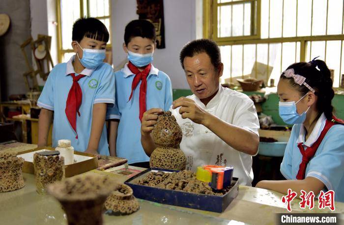 过程|河北临城学生走进山核桃非遗文化 体验镶嵌之美