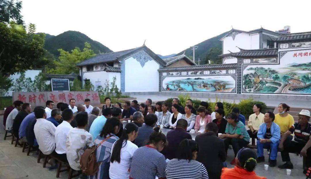 7月12日晚,永平县龙门乡官庄自然村活动场所,几十个群众围在一起