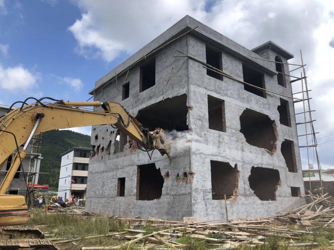 打击"两违"不手软!永福镇一处3层违法建筑被拆除