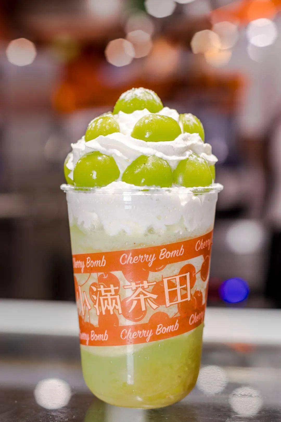 青提饱满多汁充满弹性加上乌龙茶搭配成酸甜冰爽的冰沙盛夏消暑秘方