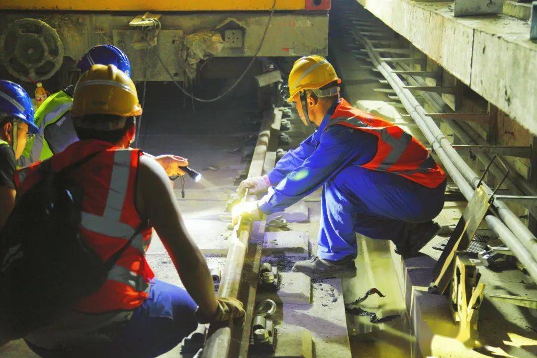 献礼建党100周年杭州地铁3号线轨道i标项目顺利进入焊轨施工阶段