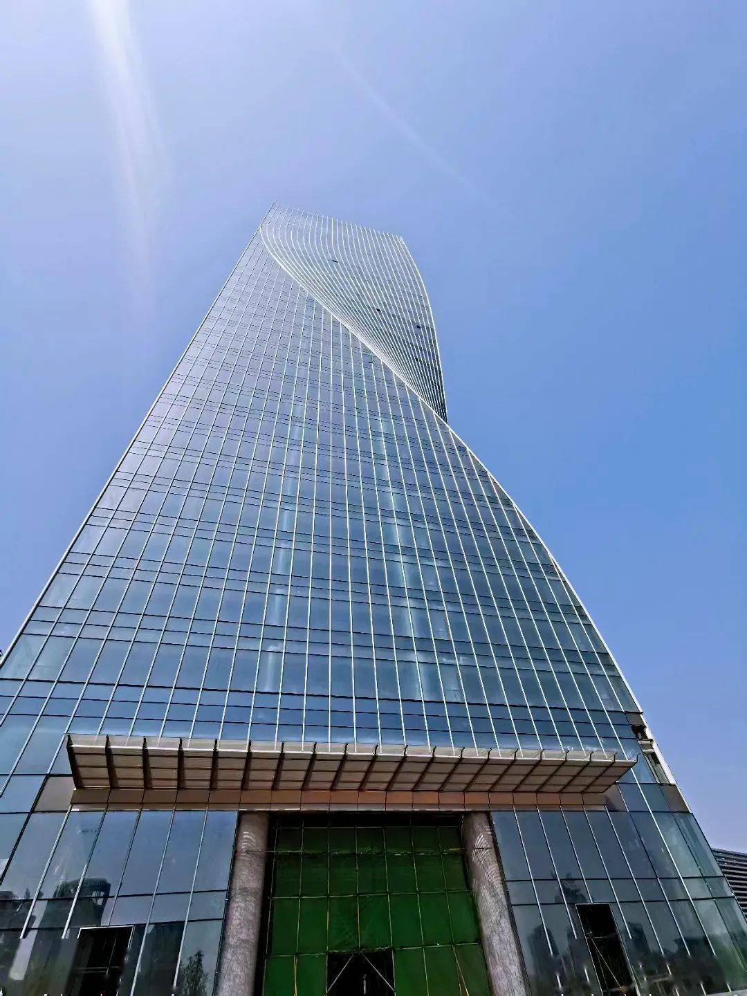 重庆太阳座亚厦挑战世界级幕墙工程追寻摩天都市的璀璨极光