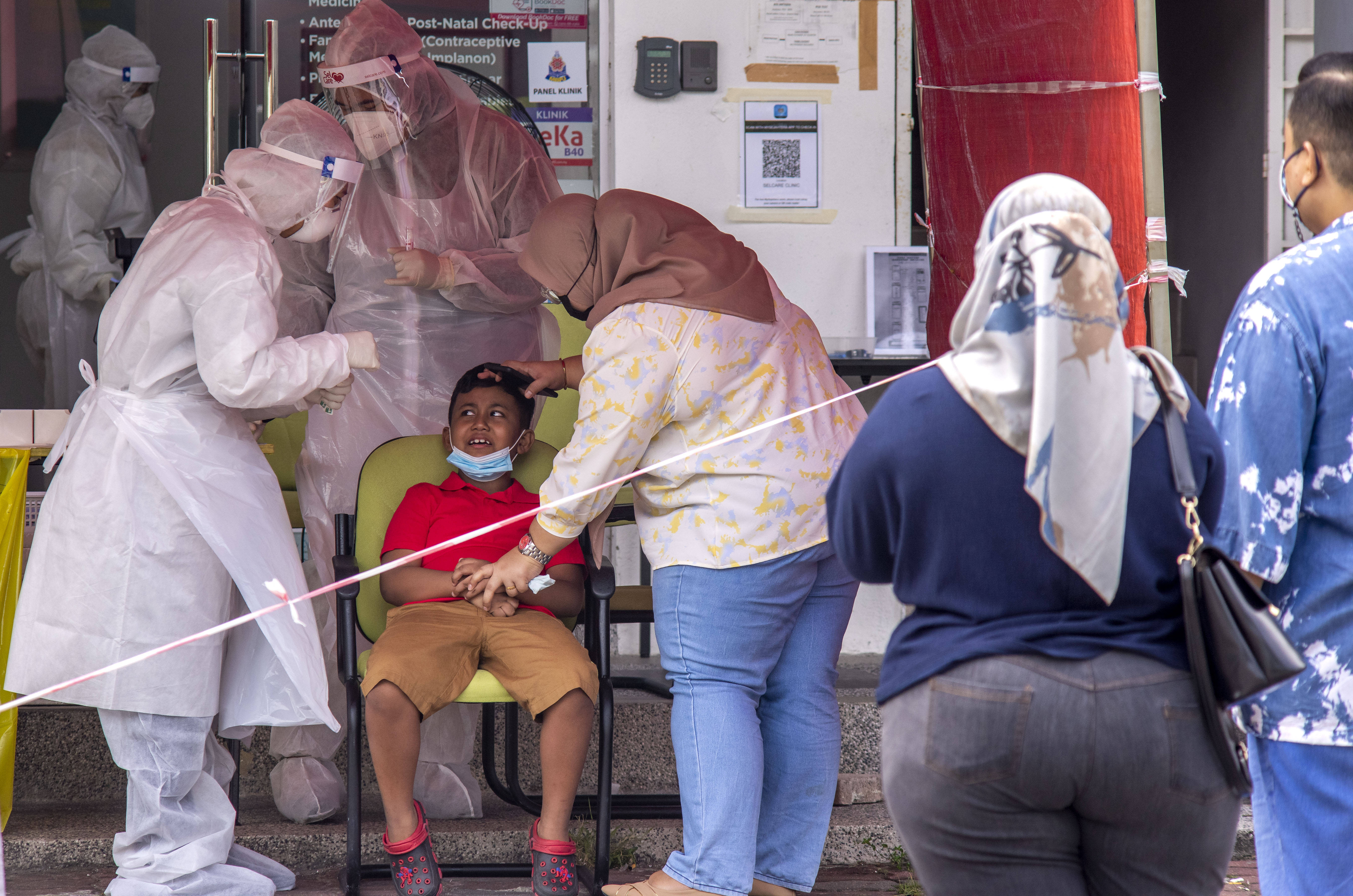 马来西亚新增新冠肺炎确诊病例连续三日过万