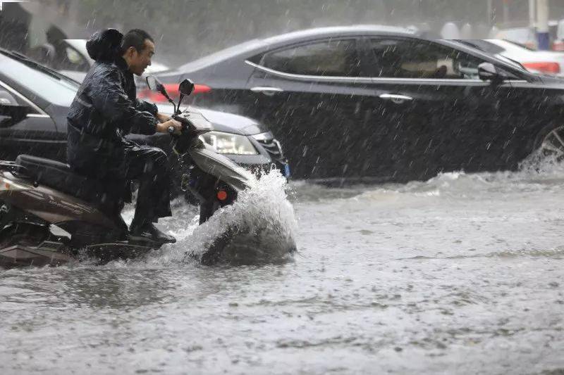 受降雨影响 北京门头沟区石古岩路段塌方 北京公交共计11条线路采取临时措施 地铁苹果园站