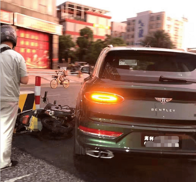 容桂滨河路宾利与摩托车碰撞这要赔多少