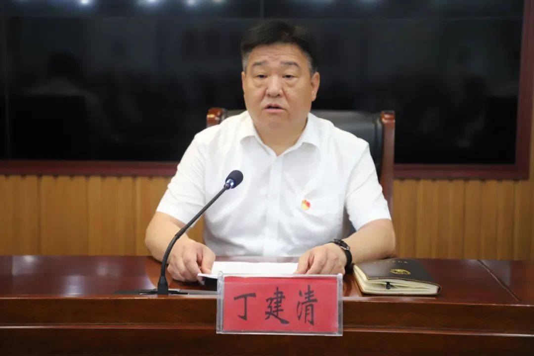 真诚欢迎王富生同志到市教体局主持全面工作.