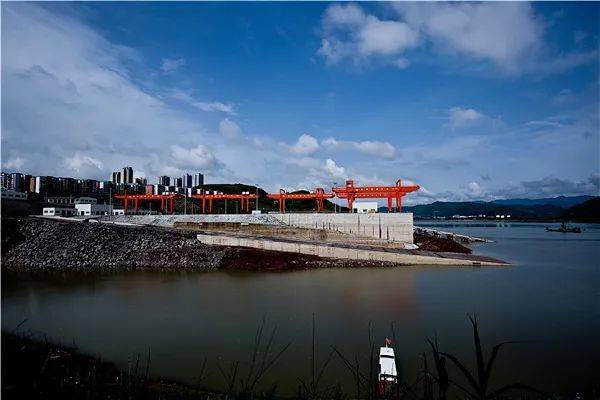 我县的码头与港口建设也达到一定高度,丰都正在成为国家一类开放口岸