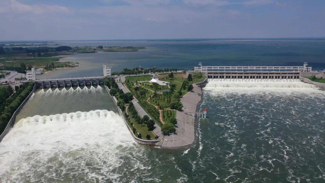 流域性行洪河道中的两条,新沭河和蔷薇河洪水入海的关键性控制工程