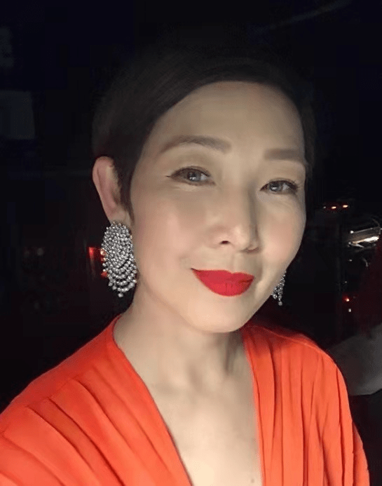 单身9年55岁黎芷珊受原生家庭影响选择不婚渴望爱情但不恨嫁