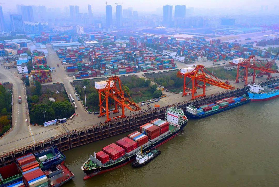 武汉港上半年完成集装箱吞吐量130万标箱,占年度目标60.7%_新洲区