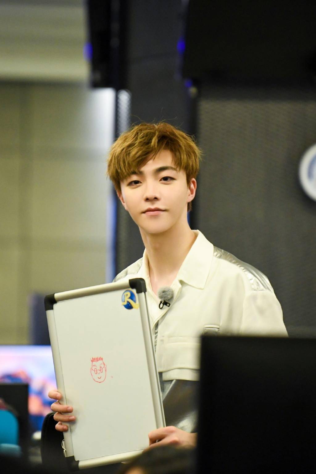 工作室送来陈立农《奔跑吧》剧照 今晚八点二十一起助阵收官特辑_偶像