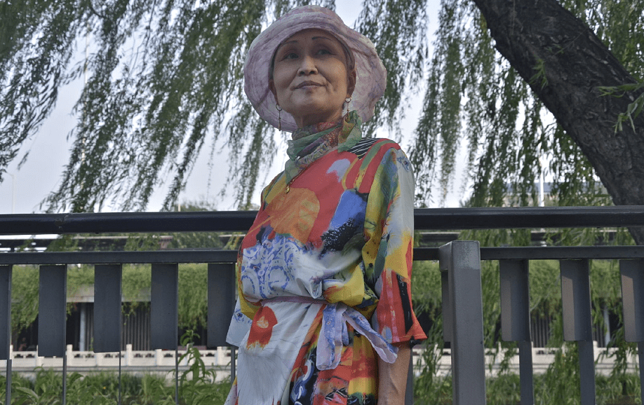北京大妈真敢穿!6,70岁还穿红戴绿强行扮嫩,老奶奶秒变小姑娘_红色