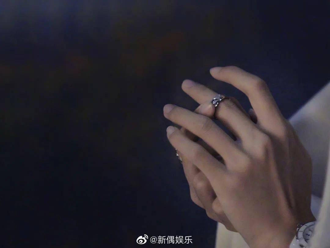 手长得好看有多加分,易烊千玺绝绝子!