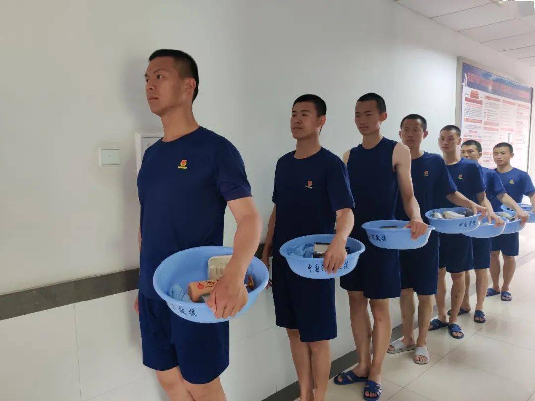 吃着冷饮,喝着加冰可乐接下来看看新消防员的24个小时看看他们在高温