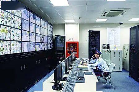 离谱!消防控制室惊现"假人"值班..._火灾