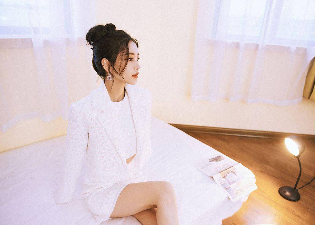 杨颖|Angelababy穿白色腰部镂空西装 蝴蝶结丸子头灵动俏皮