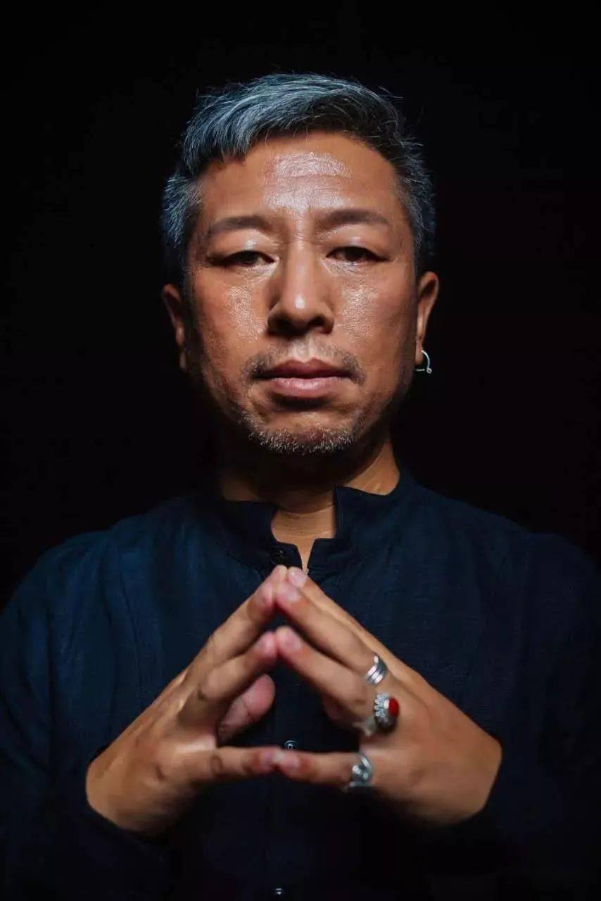 黑鹰瓦其依合,非常优秀的作曲人和歌手,后来个人出版专辑《黑鹰之梦》