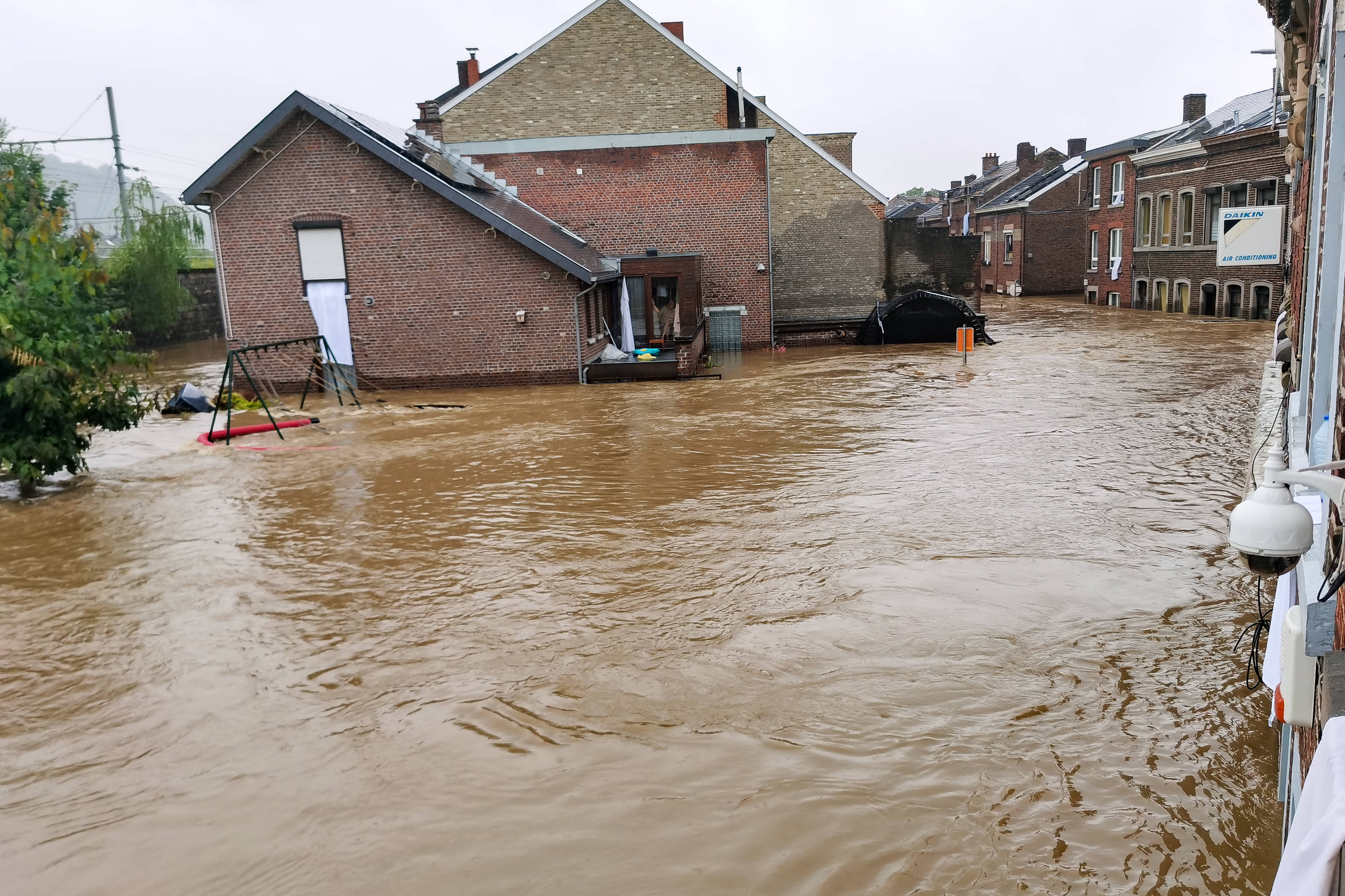 这是7月15日在比利时列日拍摄的被洪水淹没的街道(手机照片.