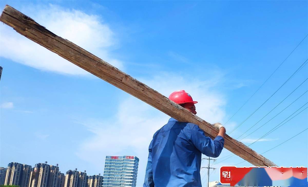 聚焦高温下的劳动者②丨200多名工人酷暑下施工,确保南宁邕宾立交早日