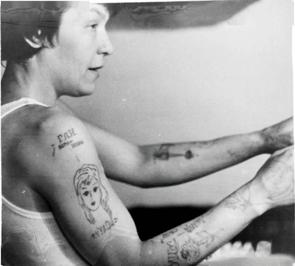 俄罗斯监狱纹身图鉴中道上的扑克牌黑话你知多少