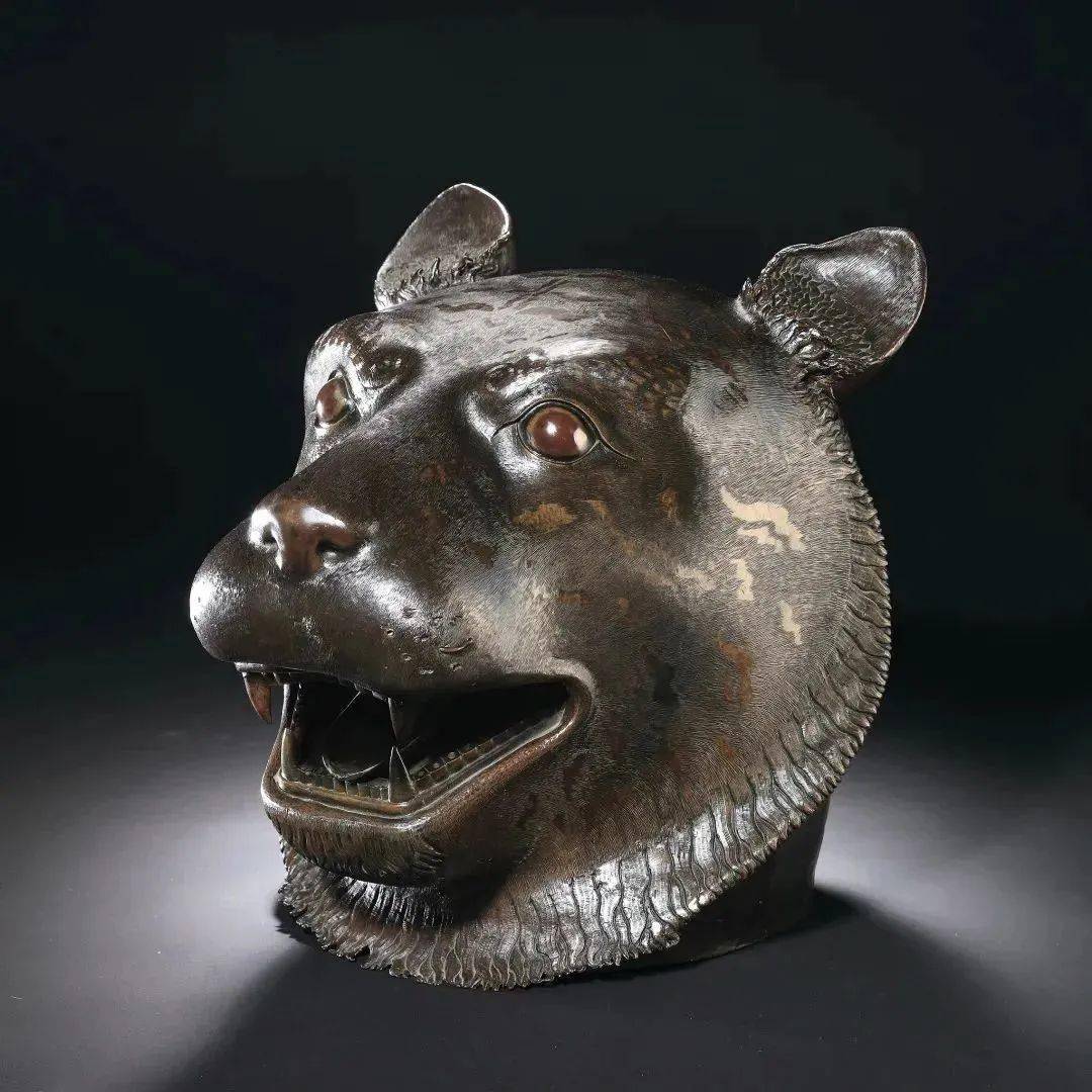 25次举牌,从气势上压制对手,最终,先后成功抢救下猴首,牛首和虎首