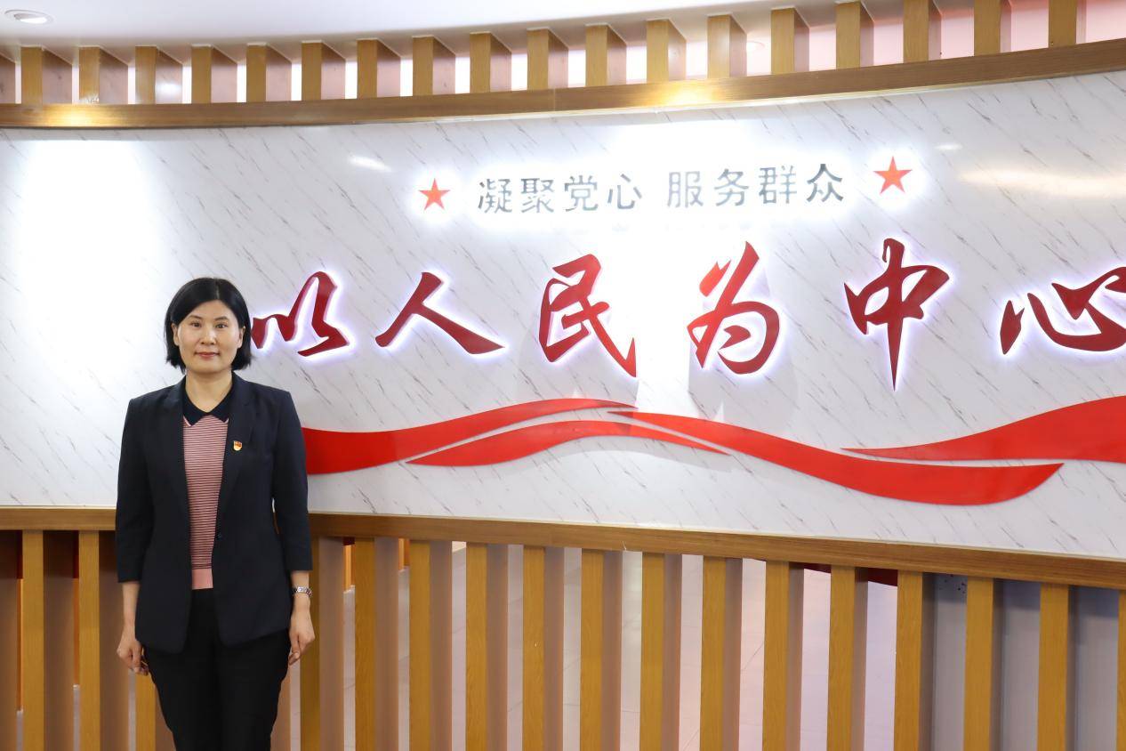 街坊点赞社区书记三眼井社区吴立芳听民意解民忧办实事着力提升群众