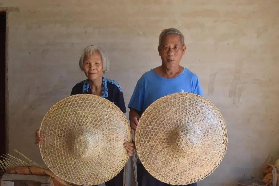 雨帽,客家人叫"笠麻!你织过吗?贺州这对夫妇一织就是五十余年