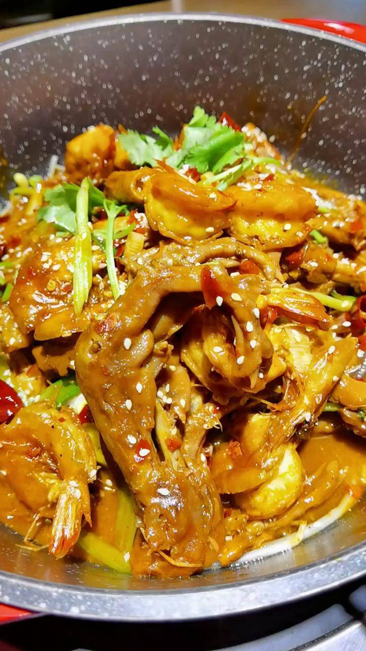 郑州马寨卖98块钱一锅的香辣鸭爪虾味道吃住真不孬嘞抖音探店团郑州