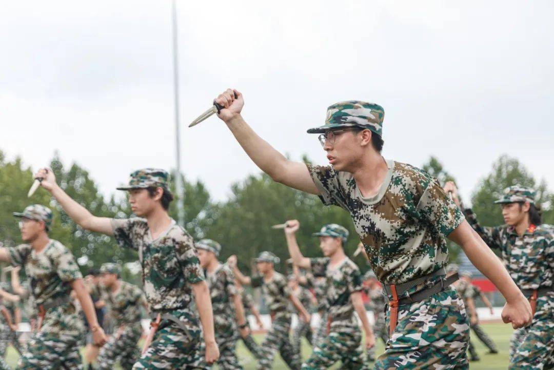 【弘扬建党精神 勇担复兴伟业】学校举行2020级学生军训闭营式