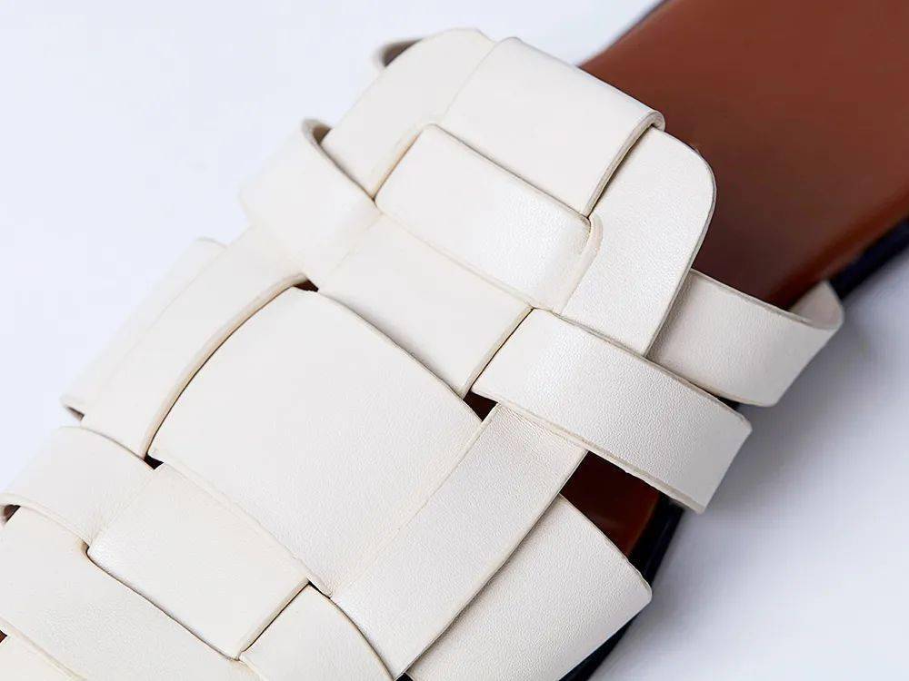 材质|清凉穿搭的灵魂单品：编织羊皮凉鞋，瞬间“拔”高气质