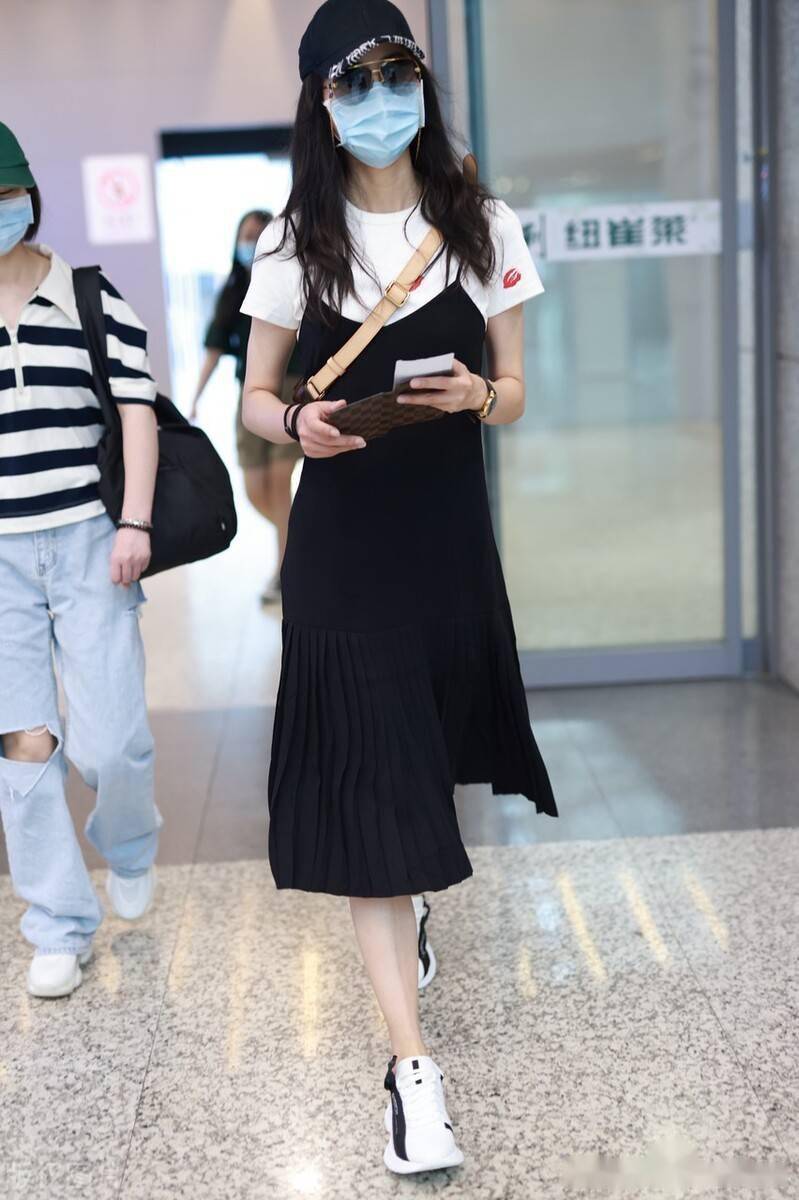 街拍韩雪戴棒球帽身着黑白裙优雅美丽