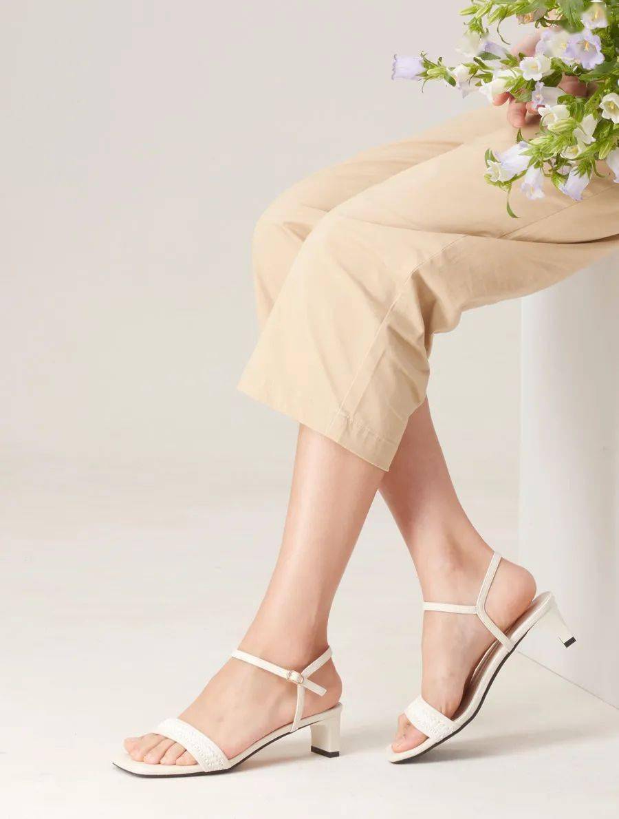 材质|清凉穿搭的灵魂单品：编织羊皮凉鞋，瞬间“拔”高气质