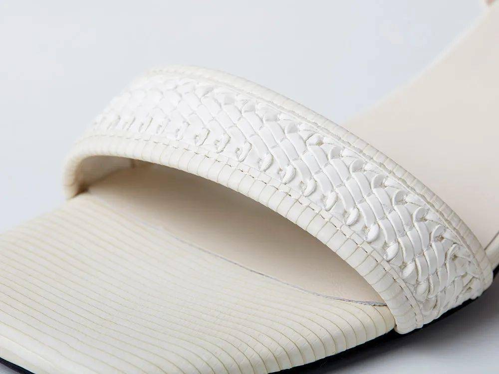 材质|清凉穿搭的灵魂单品：编织羊皮凉鞋，瞬间“拔”高气质