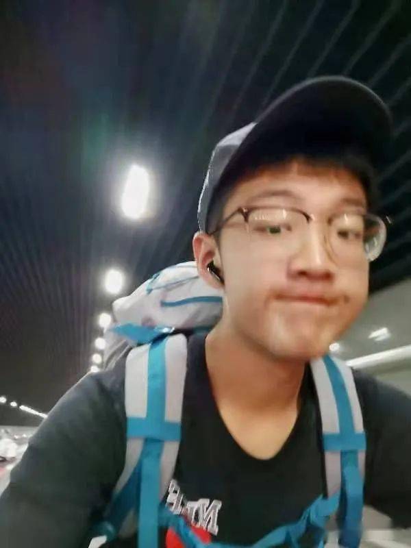 千里单骑追红色,这个男生超酷!_叶嘉怡