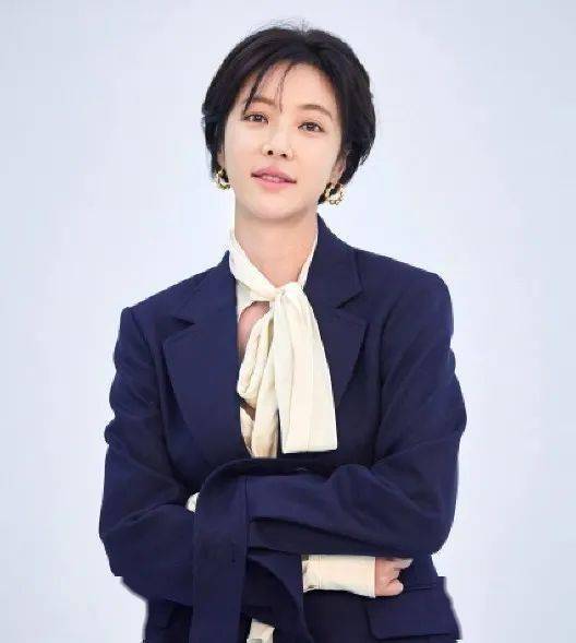 其中,《她很漂亮》于2017年在中国被翻拍为电视剧《漂亮的李慧珍》,黄