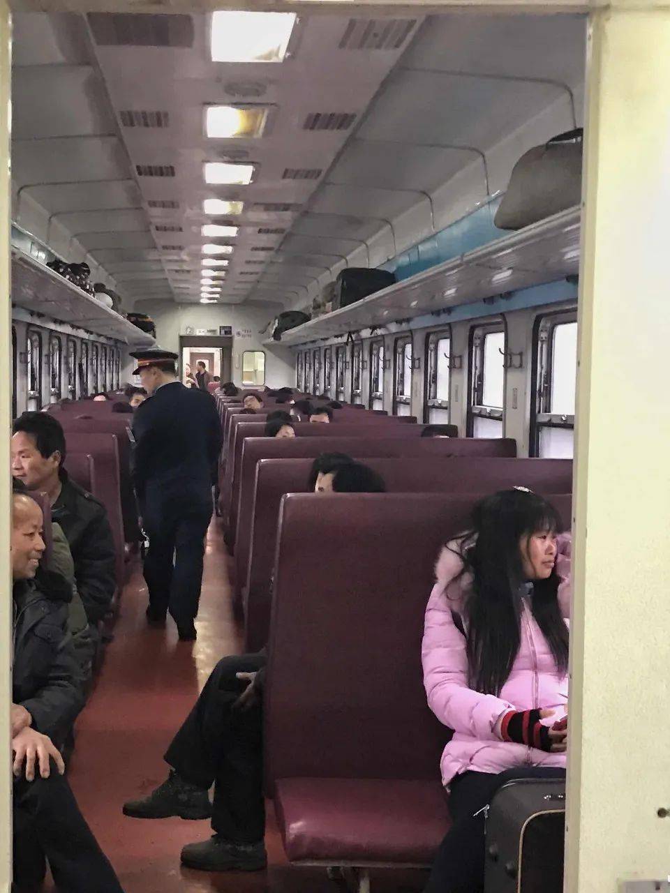 與此同時,也賦予了這趟沒有空調,臥鋪和餐車的綠皮火車,最質樸的人間