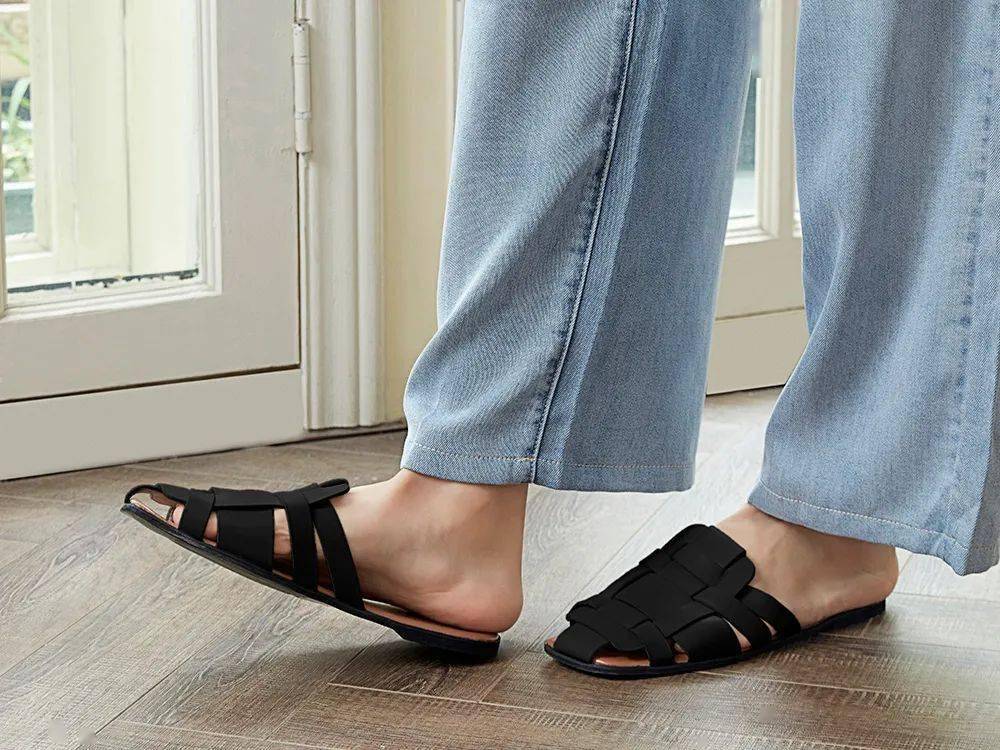 材质|清凉穿搭的灵魂单品：编织羊皮凉鞋，瞬间“拔”高气质