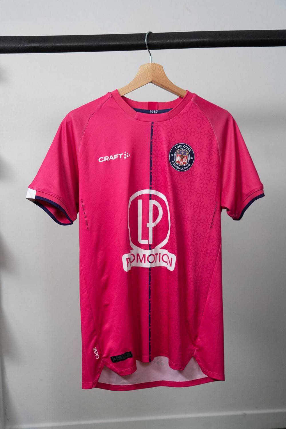 图卢兹发布202122赛季主客场球衣