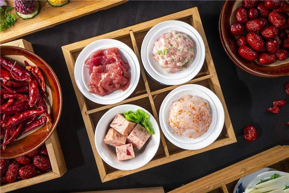 湖滨商业街这家重庆火锅排队王,很会宠粉!_贡菜